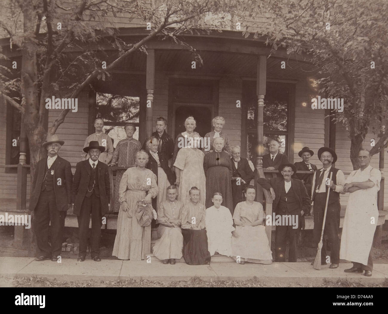 Un ritratto di gruppo americano che cattura un momento di identità e storia collettiva, riflettendo i valori culturali e le diverse origini dei soggetti all'inizio del XX secolo. Foto Stock