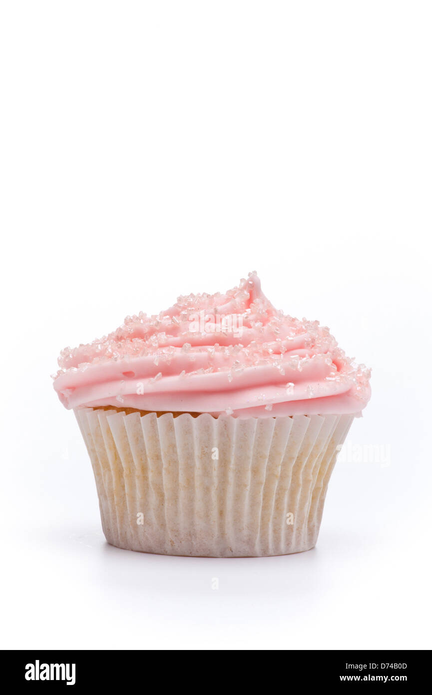 Cupcake ghiacciato rosa su sfondo bianco. Foto Stock