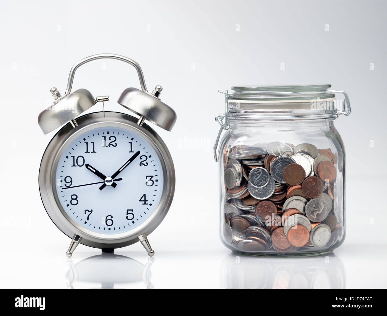 Il tempo è denaro, orologio e il vaso pieno di denaro Foto Stock