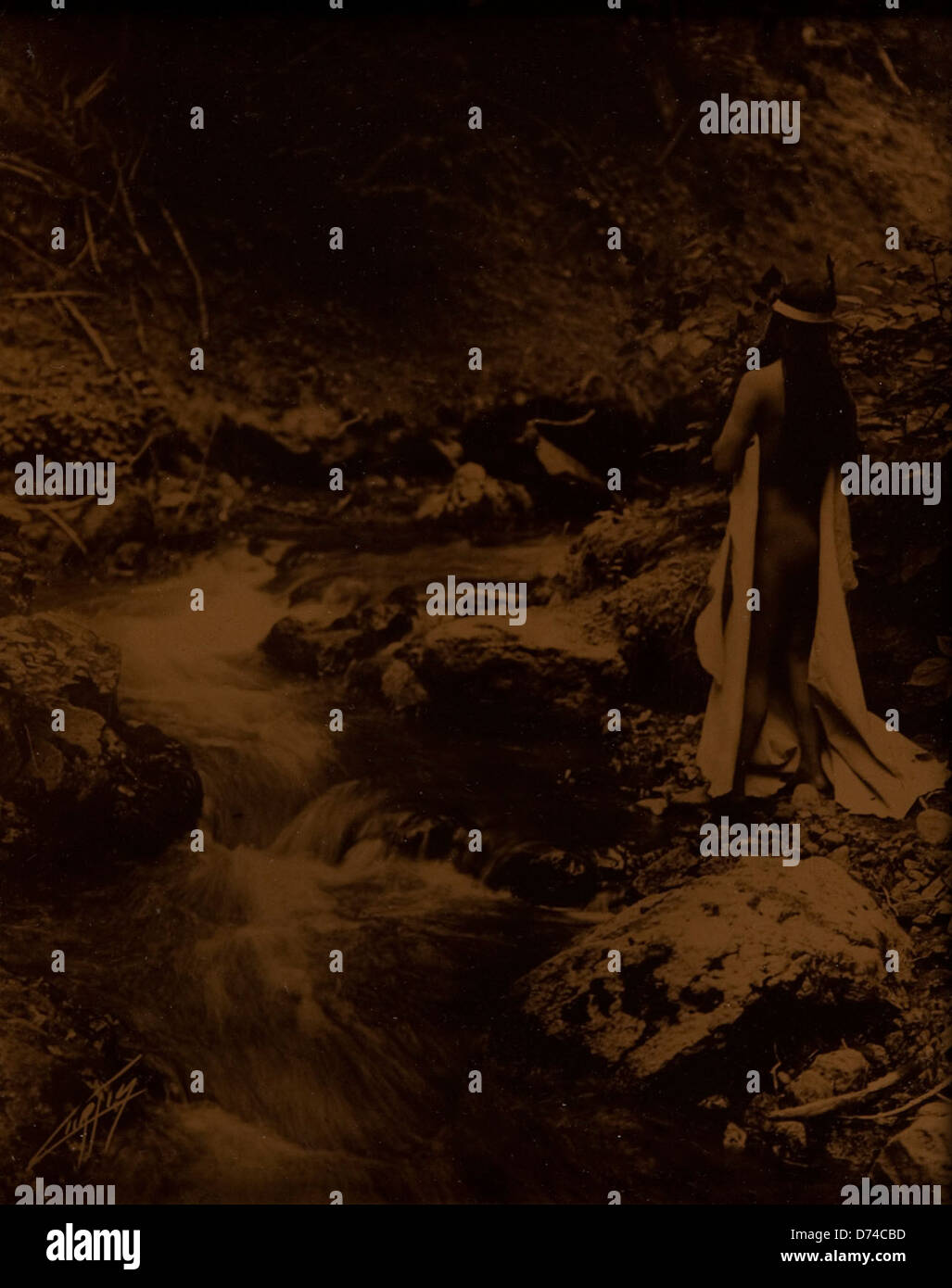 L'iconica fotografia dello sceriffo Edward Curtis intitolata "la cameriera dei sogni" cattura una donna nativa americana in abiti tradizionali, mostrando il lavoro di Curtis nella documentazione della cultura dei nativi americani. Foto Stock