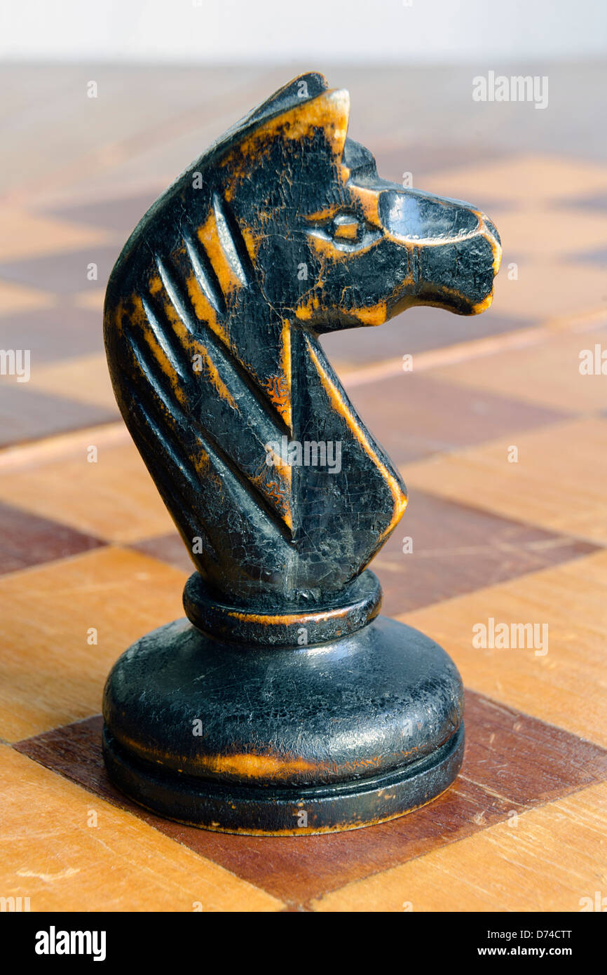Vintage cavaliere di scacchi sul vuoto scacchiera in legno Foto Stock