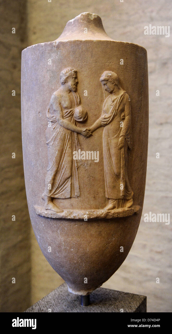 Arte greche. Monaco di Baviera Lekythos. Circa 370 BC. Come cantare il loro attaccamento alla coppia di raggiungere le loro mani per ogni altro. Foto Stock