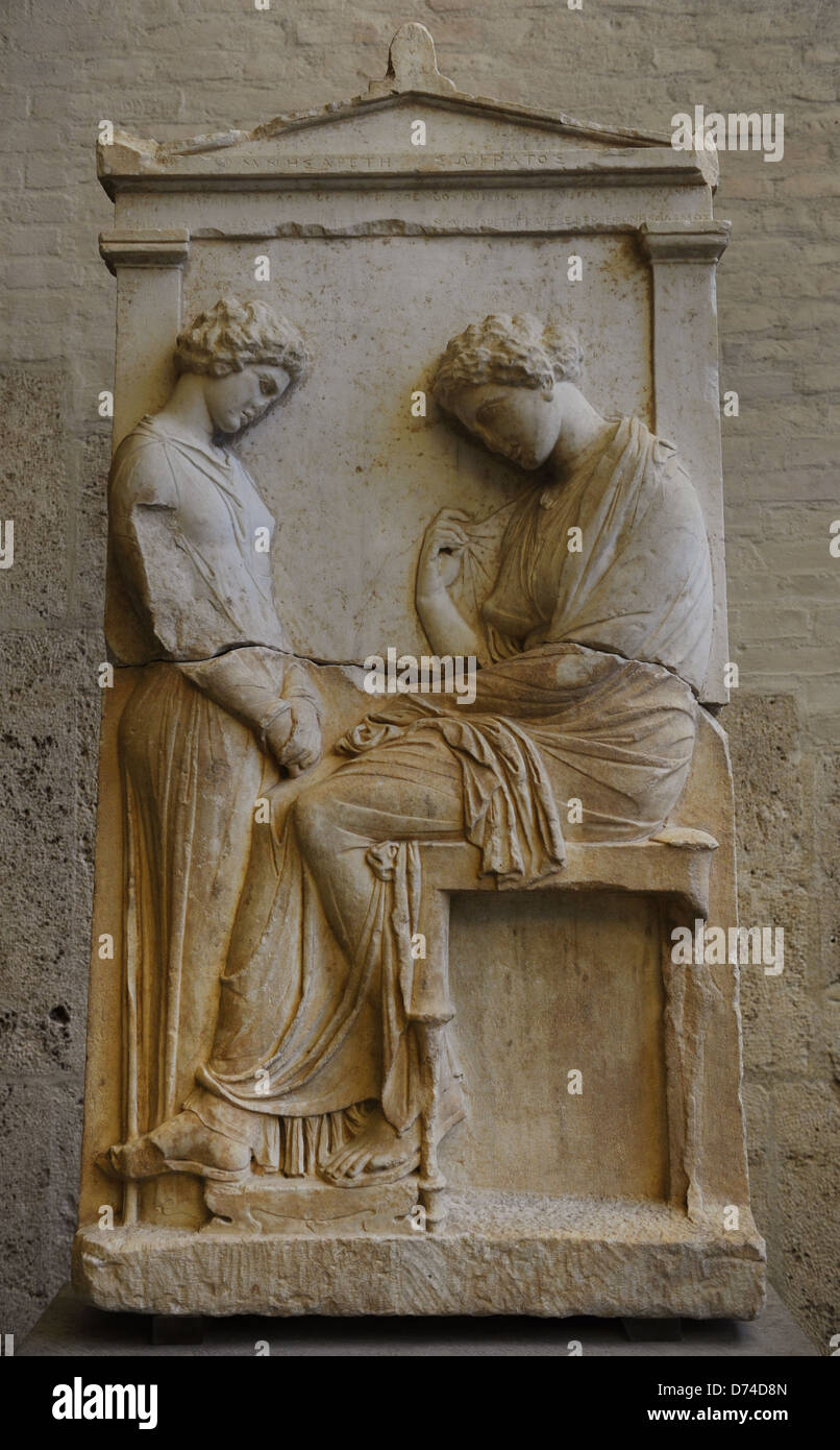 Arte greche. Tomba di sfiato Mnesarete. Circa 380 BC. La donna morta è seduto di fronte a una ragazza sofferente. Foto Stock