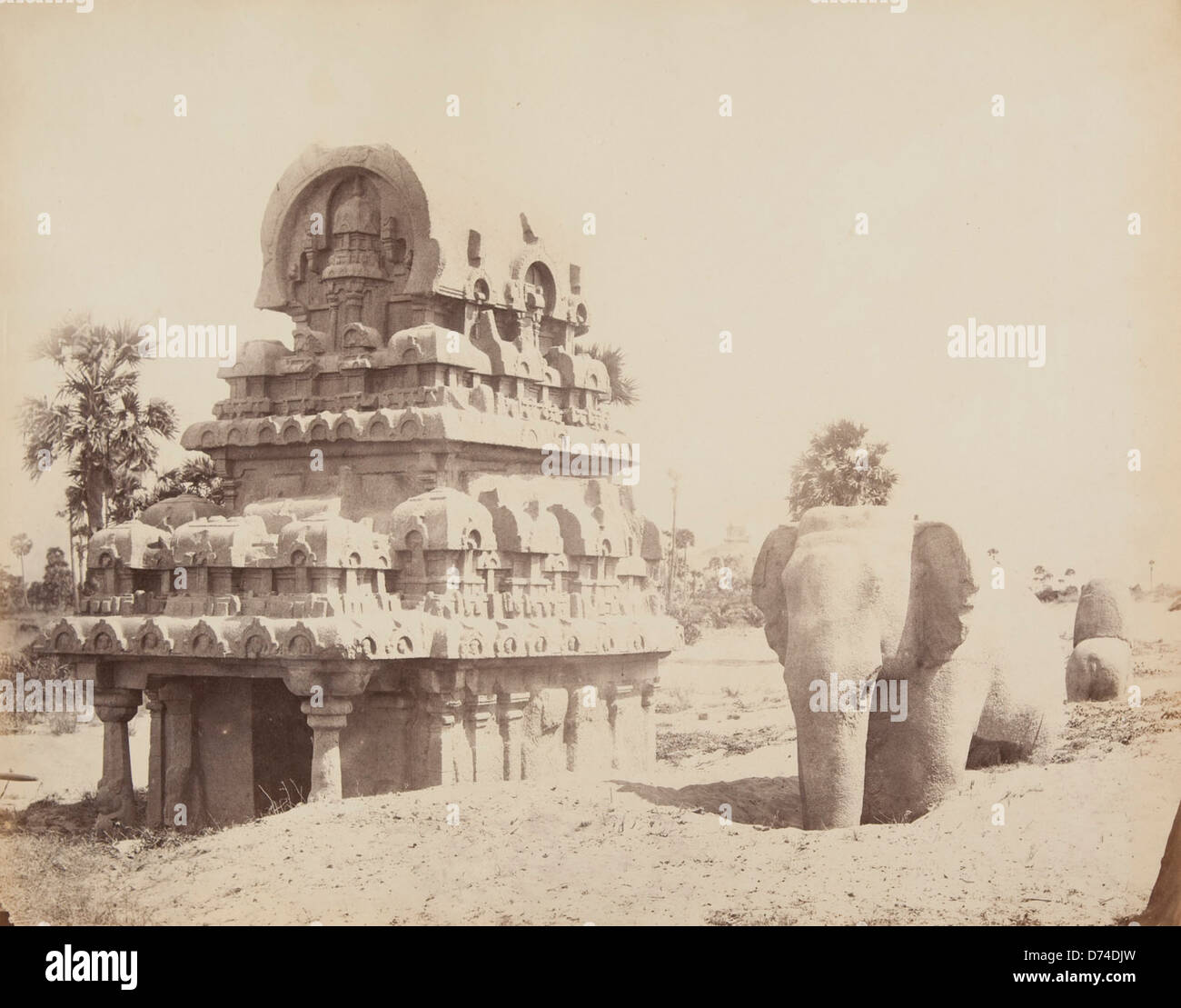 Questa immagine raffigura il Monolith con la sua cima e l'Elefante di pietra vicino a Madrail, catturato tra il 1865-1871 da Edmund David Lyon, che mostra strutture storiche in pietra. Foto Stock