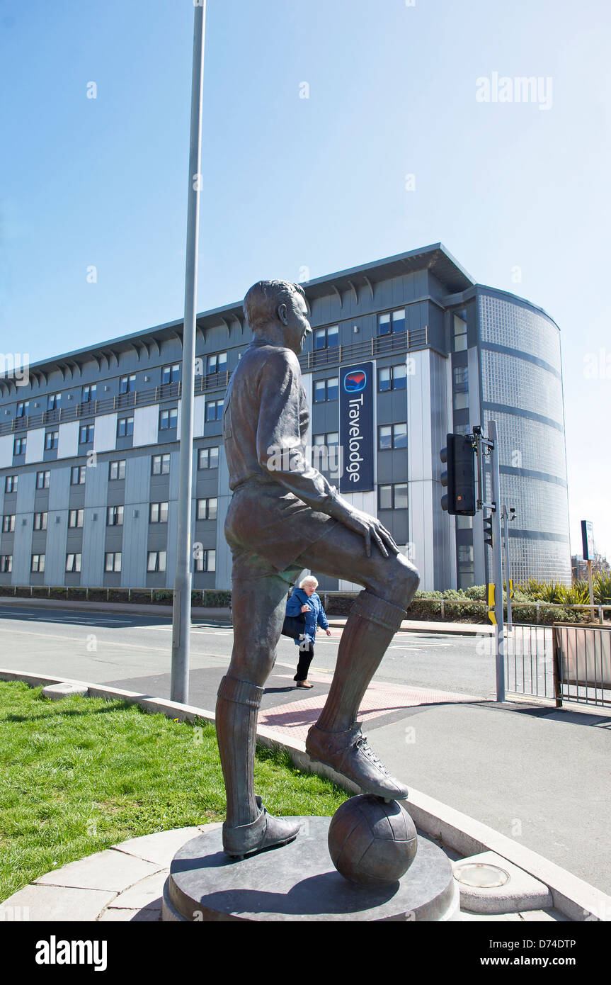 Statua di Blackpool e Inghilterra player internazionale alla fine Jimmy Armfield fuori Bloomfield Road terreno di calcio Foto Stock