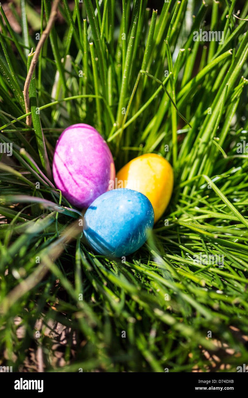 Alabastro Uova di Pasqua nascosta in una patch di erba per i bambini a trovare. Foto Stock