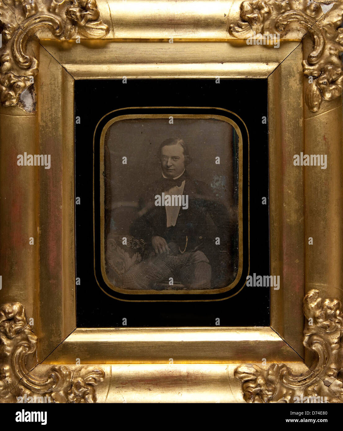 Un ritratto classico di un uomo, ospitato al Museo delle Arti fotografiche La foto cattura un momento nel tempo, riflettendo l'aspetto e l'umore dei soggetti. Foto Stock