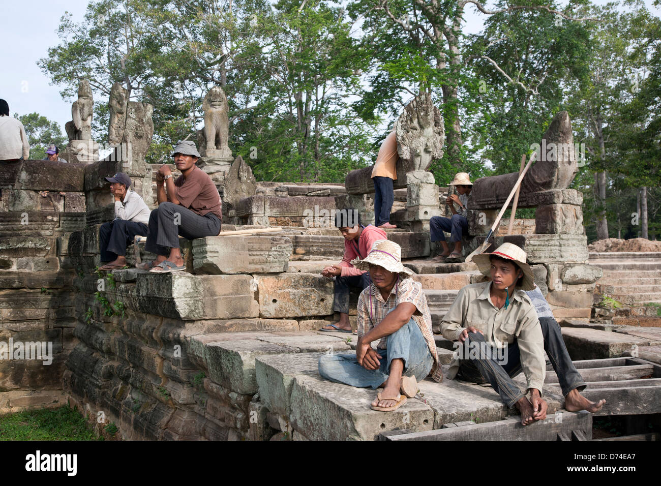 I lavoratori aventi un resto. Srah Srang rovine. Angkor. Cambogia Foto Stock