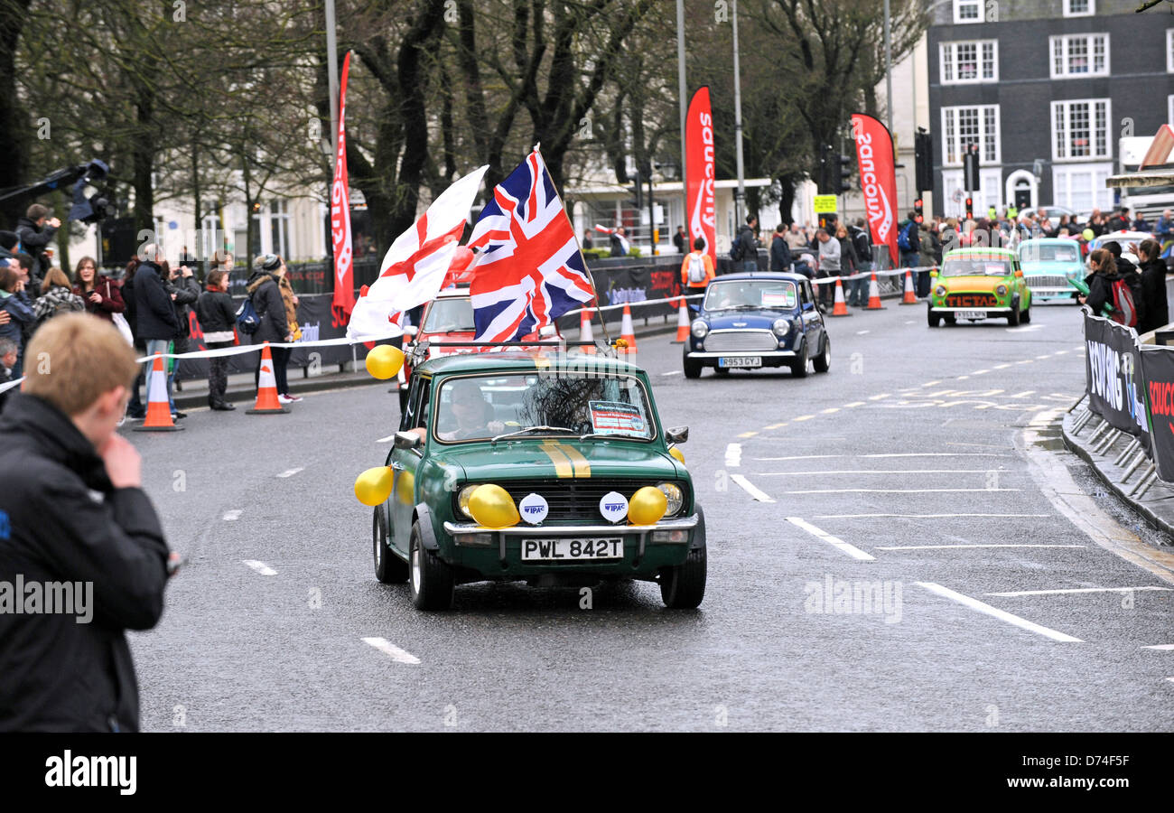 Mini automobili su parade al Brighton Marathon 2013 Foto Stock