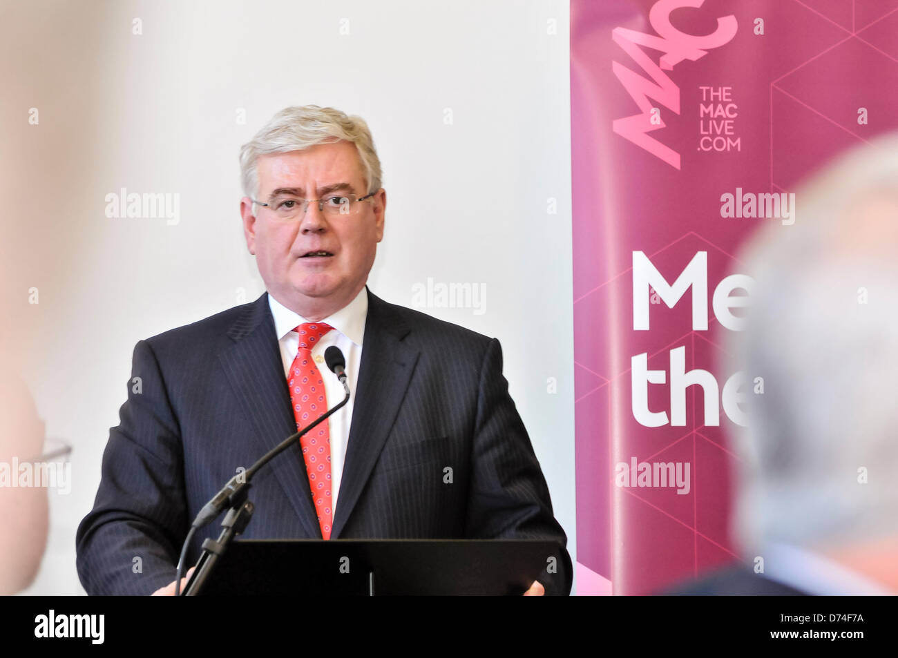 Belfast, Irlanda del Nord. Il 29 aprile 2013. Tánaiste irlandese Eamon Gilmore risolve un certo numero di anni 15 studenti per contrassegnare il quindicesimo anniversario dell'accordo del Venerdì Santo. Credito: Stephen Barnes/Alamy Live News Foto Stock