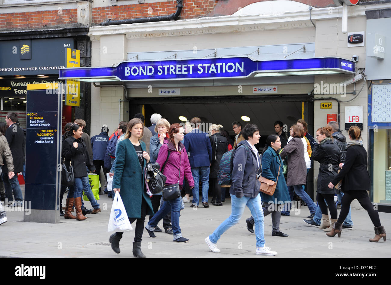 Il Bond Street metropolitana stazione di tubo di ingresso in Oxford Street London W1 REGNO UNITO Foto Stock