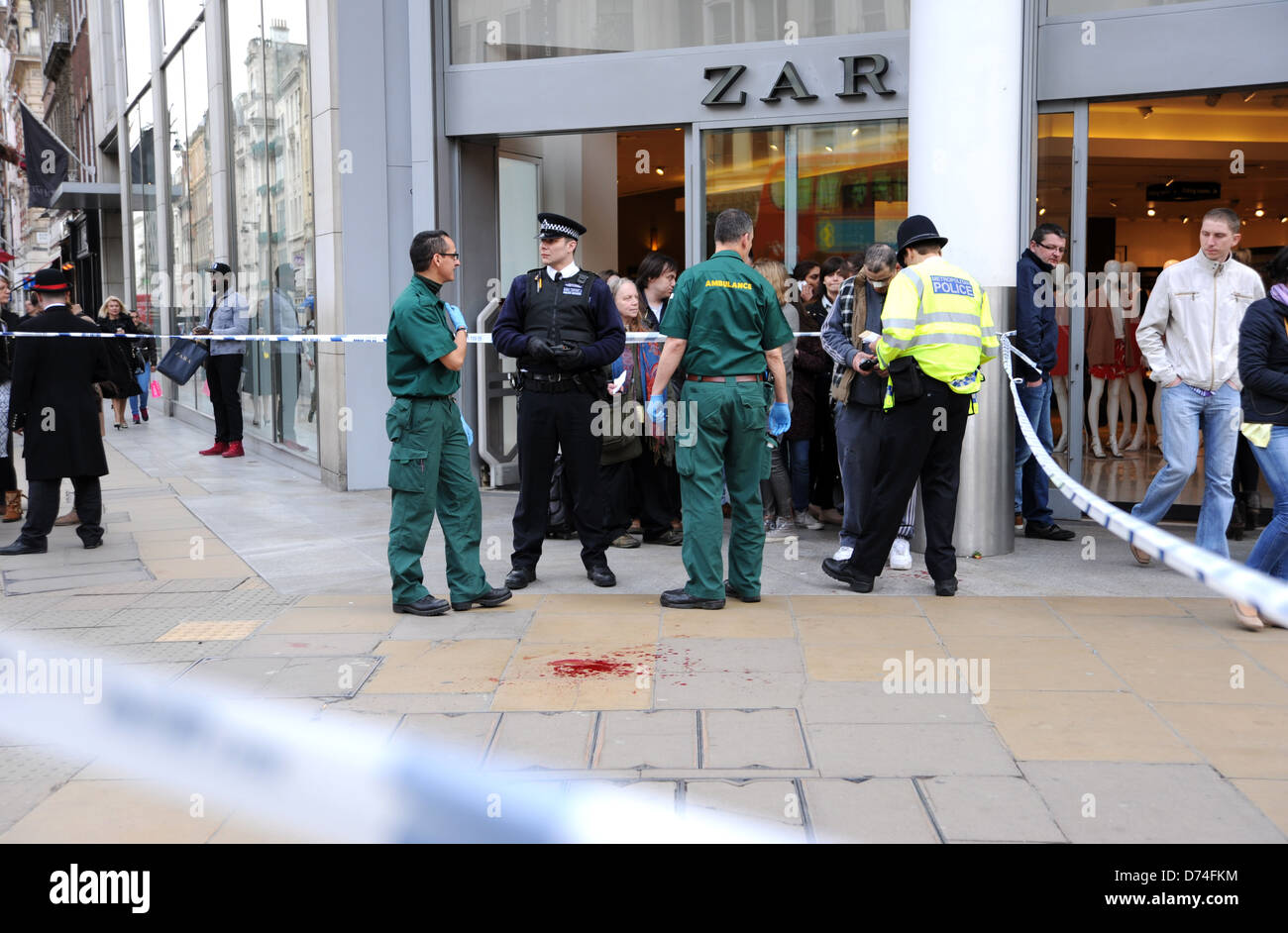 La polizia e gli equipaggi di ambulanza frequentare la scena di una perturbazione in Oxford Street London W1 REGNO UNITO Foto Stock