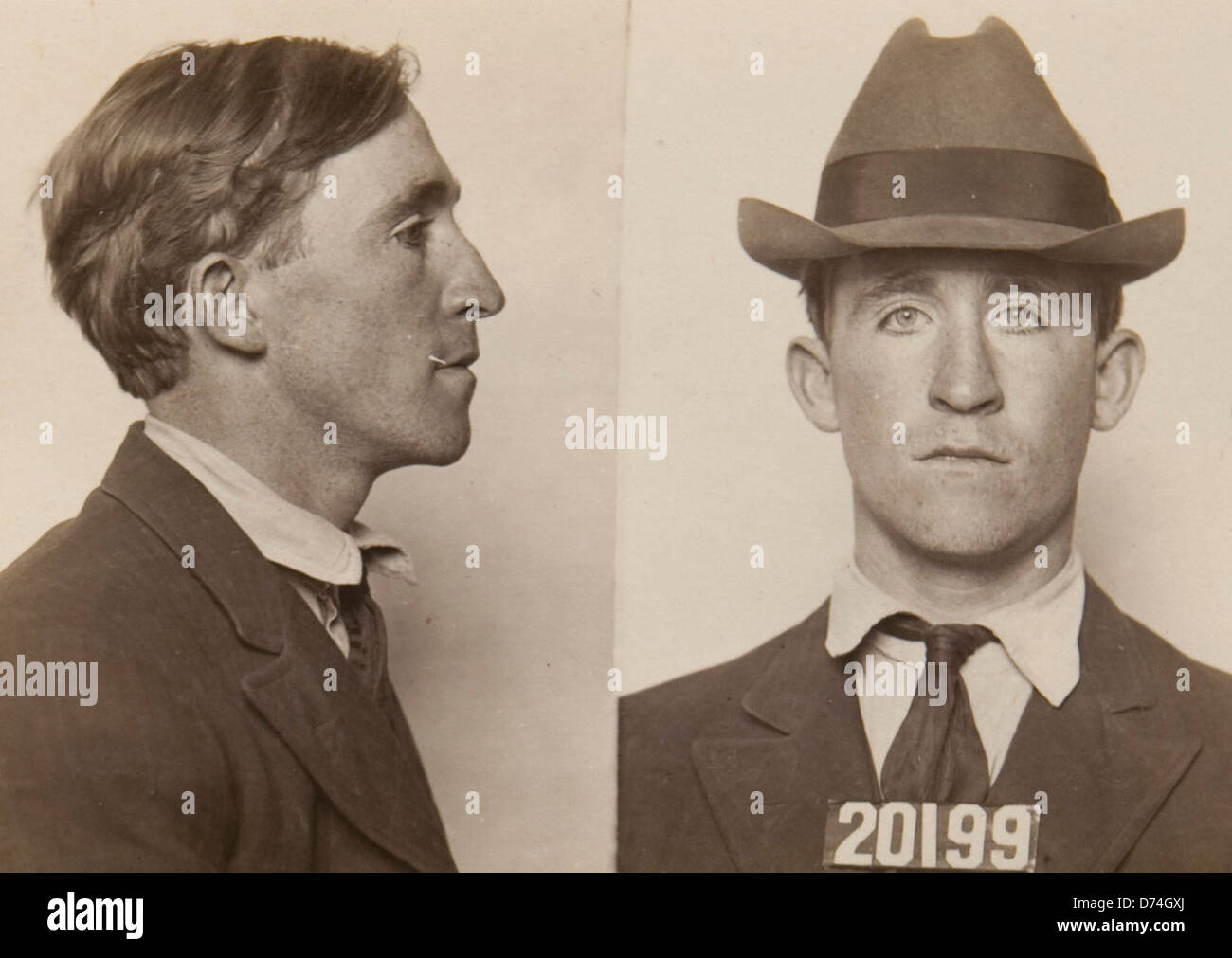 Questa foto scattata il 4 giugno 1910 mostra Thomas Wallace, che cattura la sua somiglianza come parte di una foto in stile mugshot. È un esempio di fotografia ritrattistica dei primi anni del XX secolo. Foto Stock