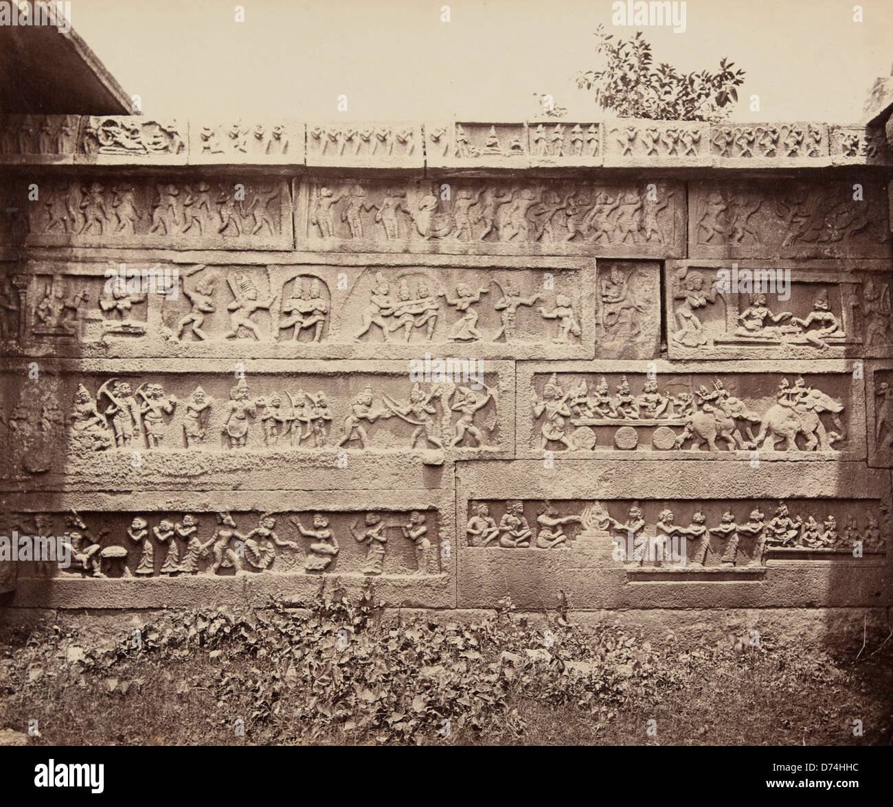 Questa fotografia mostra una scultura basso-relievo creata da Edmund David Lyon tra il 1865 e il 1871, esposta all'esterno di un muro. L'opera è conservata dal Museo delle Arti fotografiche Foto Stock