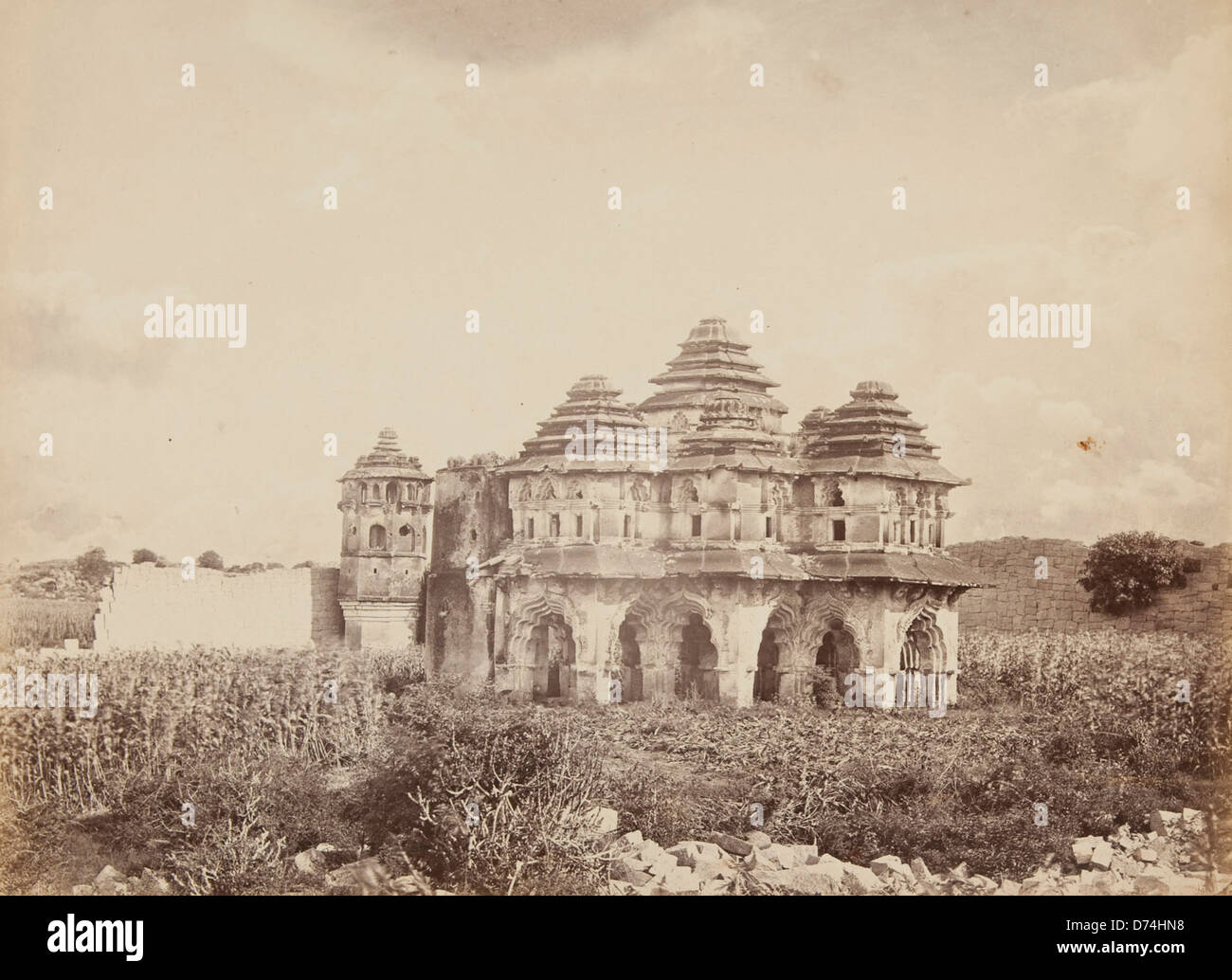 Le rovine dell'antica città di Beejnuggur, situata vicino a Camalapore, sono fotografate tra il 1865 e il 1871. Questa immagine cattura i resti dell'Impero Vijayanagar in India, evidenziando le rovine architettoniche. Foto Stock