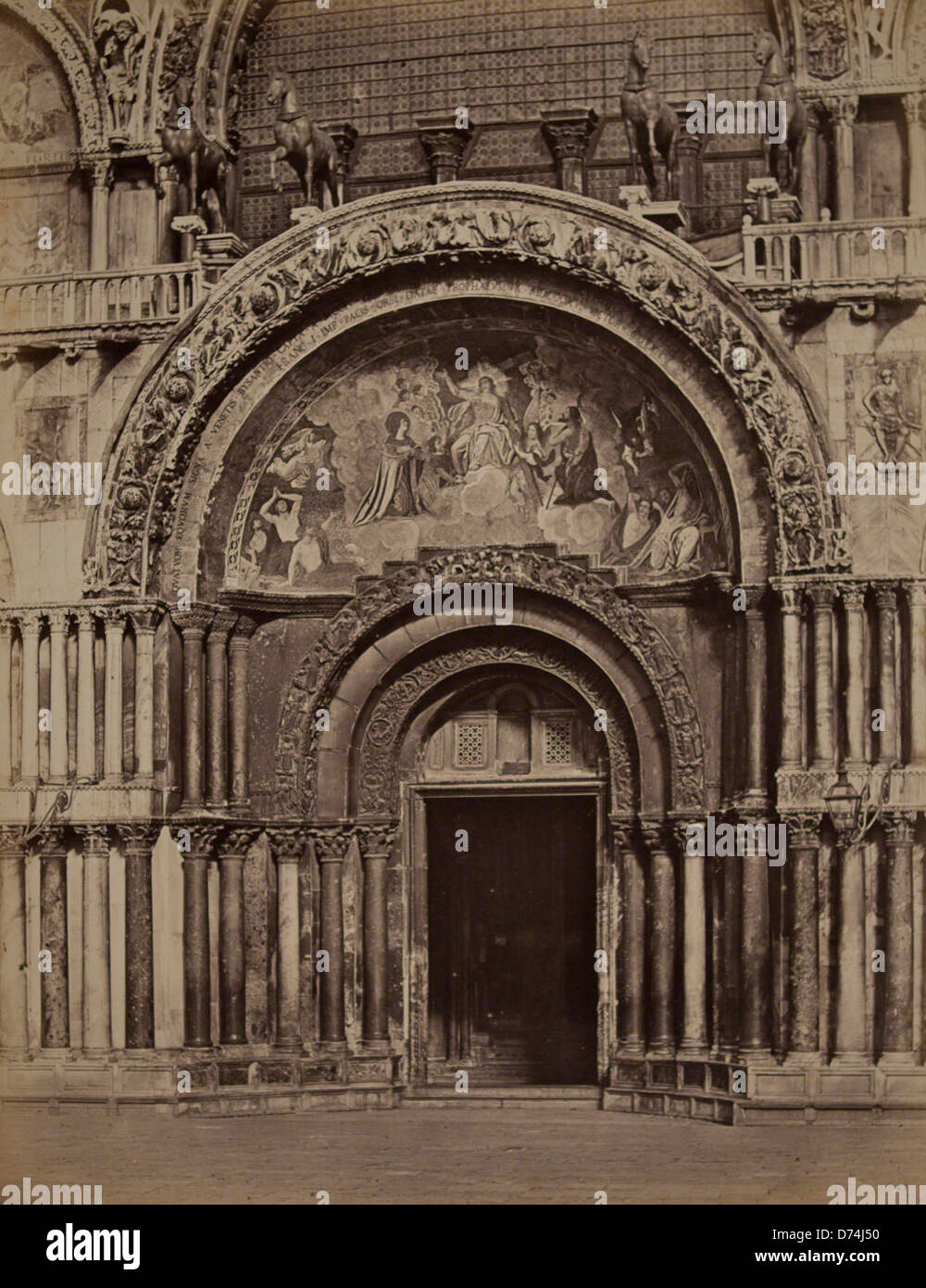 Un'immagine di la Grand Portail de la Basilique a Venezia, che mostra le grandiose caratteristiche architettoniche di questa struttura iconica, parte della ricca storia e del patrimonio artistico della città. Foto Stock