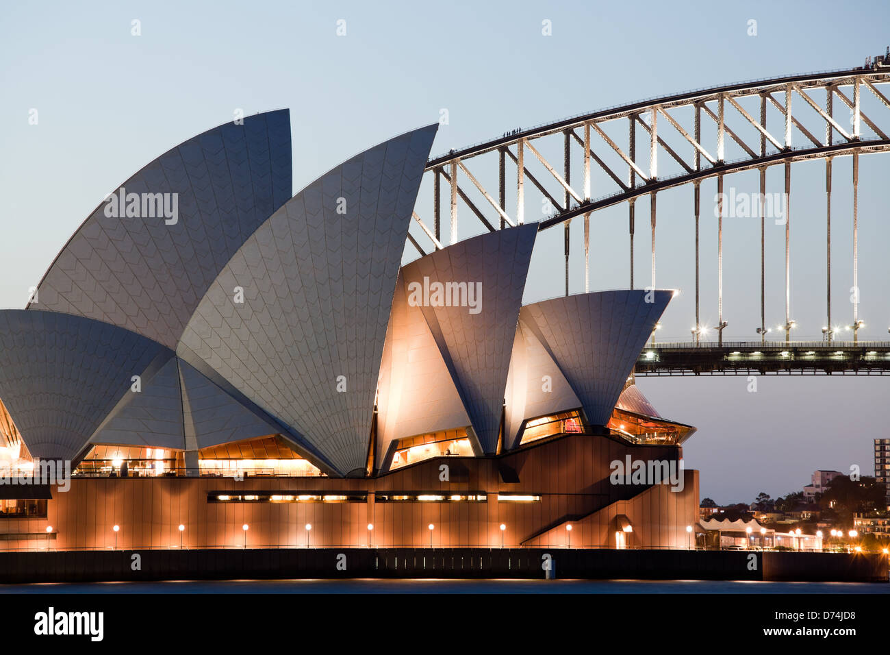 SYDNEY - 6 febbraio: la Opera House di Sydney con il Ponte del Porto di Sydney, Australia il 6 febbraio 2013. Foto Stock