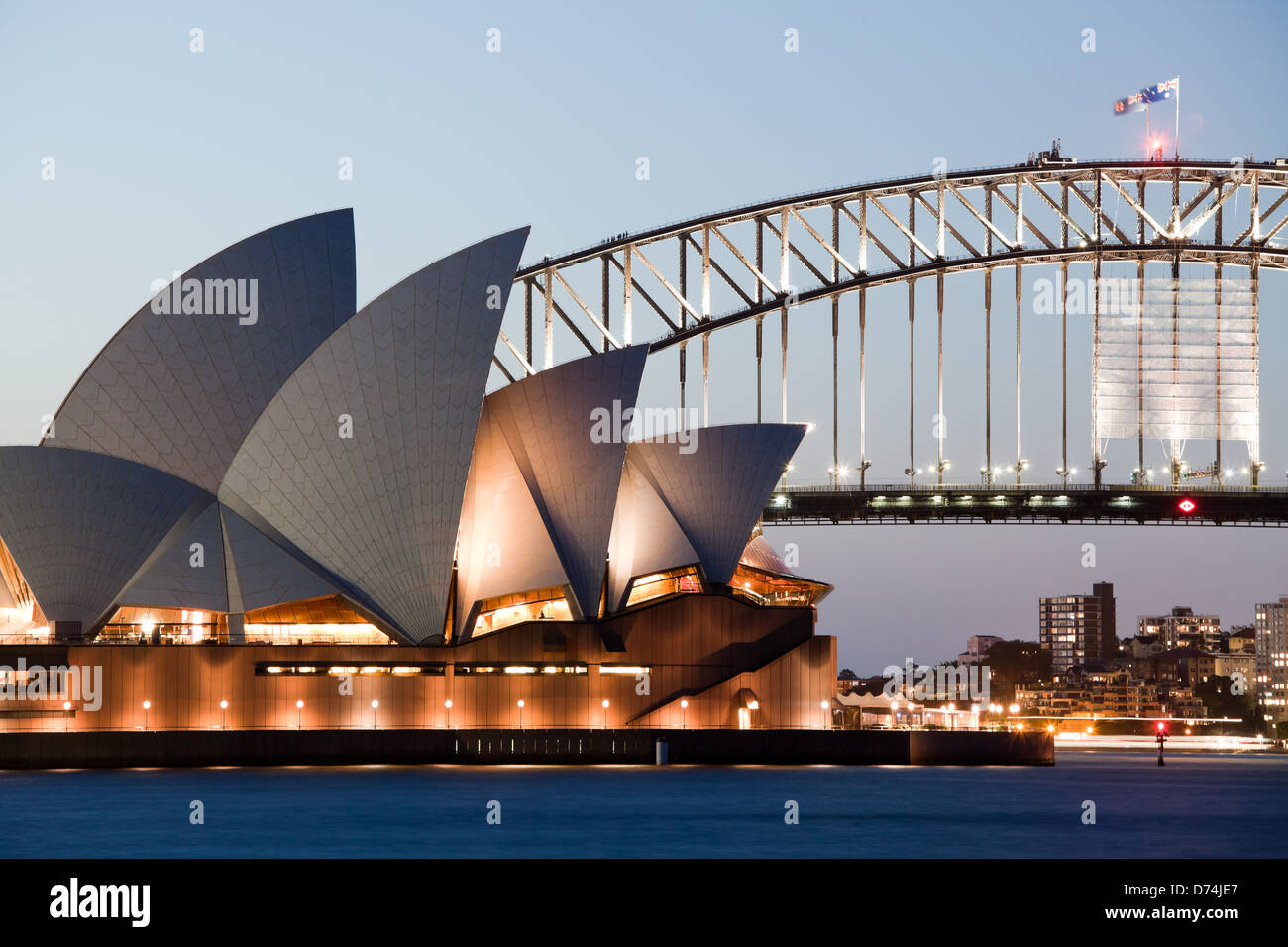 SYDNEY - 6 febbraio: la Opera House di Sydney con il Ponte del Porto di Sydney, Australia il 6 febbraio 2013. Foto Stock