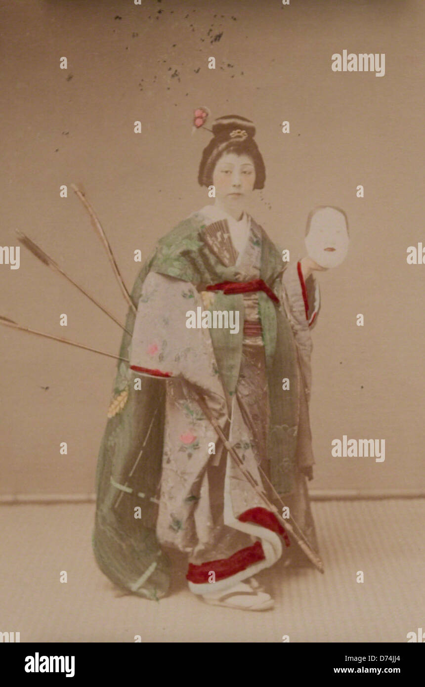 Una fotografia vintage di un attore giapponese, che mostra il loro costume e la loro postura tradizionali. L'immagine riflette il cinema giapponese dell'inizio del XX secolo e il ruolo dell'attore nella rappresentazione culturale. Foto Stock