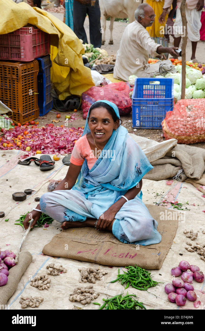 Titolare di stallo,fornitore,venditore,verdura,alimento,mercato,moka,village, kanha,Madhya Pradesh, India Foto Stock