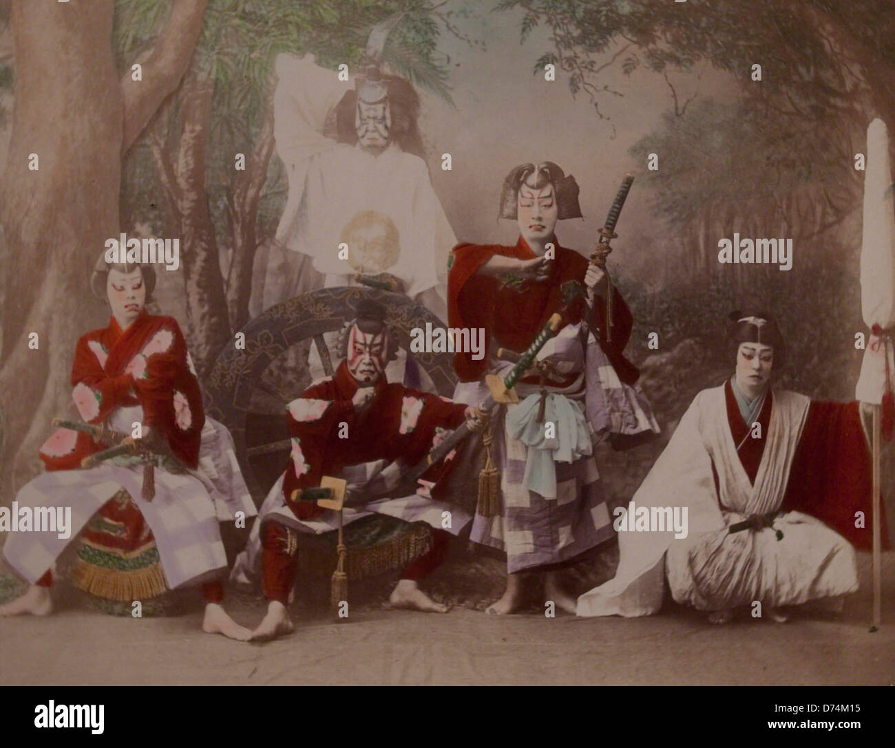 Questa immagine cattura uno spettacolo teatrale, che mostra l'arte dell'intrattenimento dal vivo. La fotografia enfatizza i costumi degli artisti, la presenza sul palco e l'atmosfera generale dello spettacolo. Foto Stock