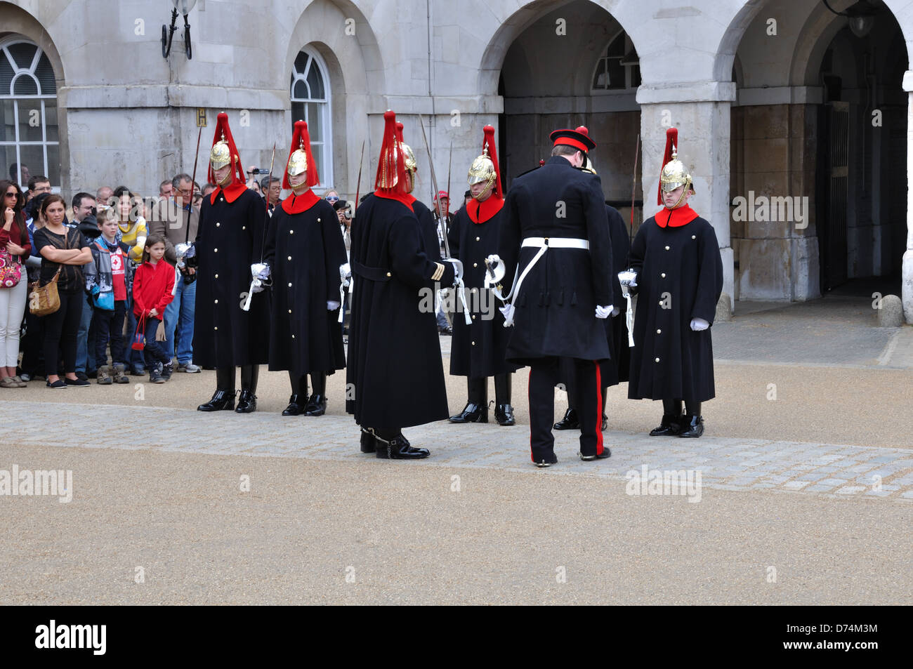 Le protezioni del Blues e Royals, elettrodomestico cavalleria ,ispezionata a quattro o clock Parade. Foto Stock