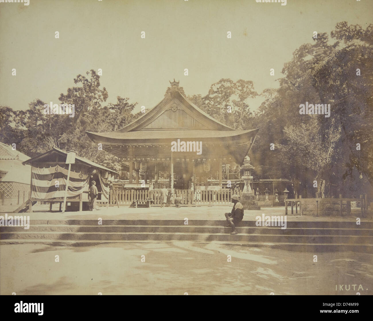 Questa fotografia mostra Ikuta, un tempio buddista giapponese, evidenziandone le caratteristiche architettoniche e l'atmosfera serena. Fa parte della collezione Museum of Photographic Arts, che riflette il significato spirituale e culturale dei templi giapponesi. Foto Stock