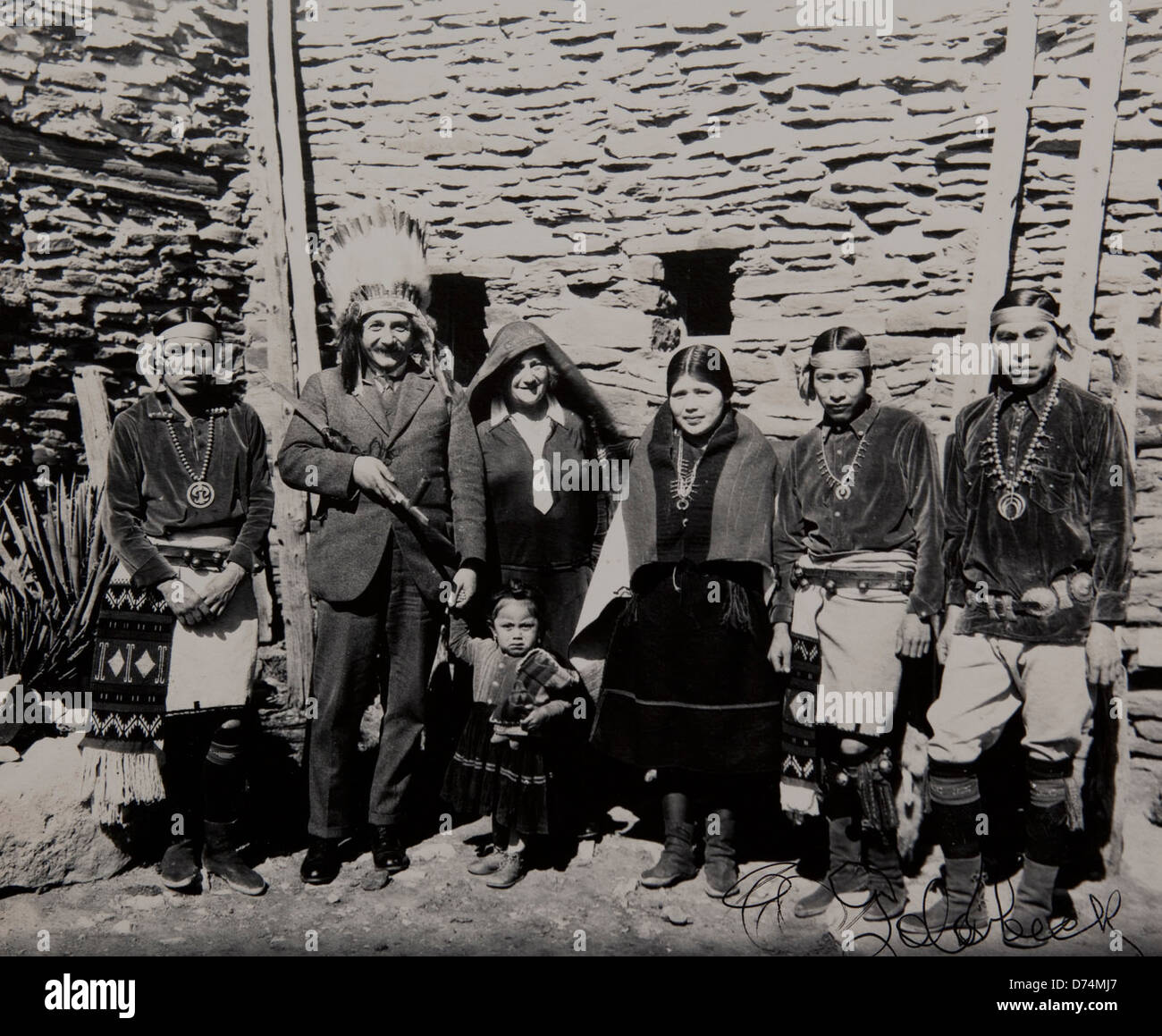 L'immagine mostra il fisico Albert Einstein che visita il Grand Canyon, accompagnato da un Bonnet di guerra. La foto, parte della collezione Museum of Photographic Arts, cattura l'iconico scienziato in un raro momento di svago durante i suoi viaggi negli Stati Uniti Foto Stock