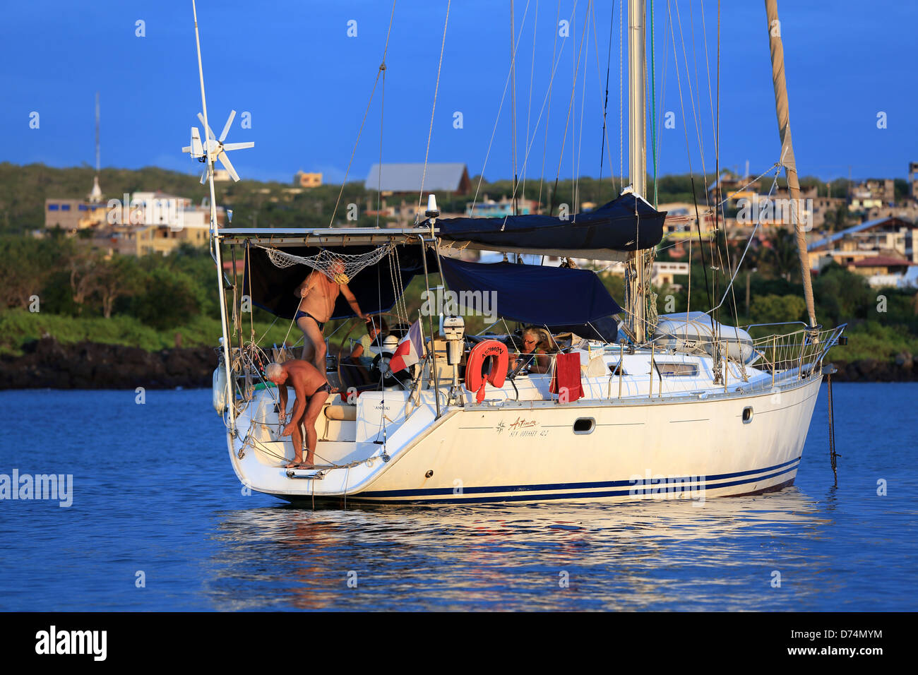 Yacht privato ormeggiata in Puerto Baquerizo Moreno, Isole Galapagos Foto Stock