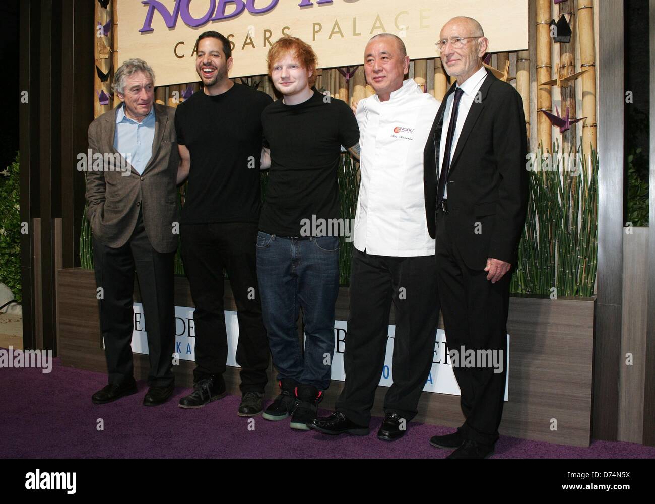 Las Vegas, Stati Uniti d'America. Il 28 aprile 2013. Robert De Niro, David Blaine, Ed Sheeran, Nobu Matsuhisa, Meir Teper a Nobu Hotel Ristorante e Lounge Grand Opening, Giardino degli dèi piscina Oasis Hotel Nobul Caesars Palace Las Vegas NV, Aprile 28, 2013. Foto di: James Atoa/Everett raccolta/Alamy Live News Foto Stock