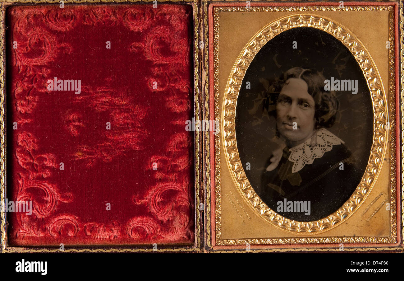 Un ritratto di una donna non identificata, ospitato nel Museo delle Arti fotografiche La fotografia cattura la sua espressione e il suo abbigliamento, dando un'occhiata alla moda e alle norme sociali del periodo in cui è stata scattata. L'immagine fa parte della collezione del museo, enfatizzando l'arte della fotografia ritrattistica. Foto Stock