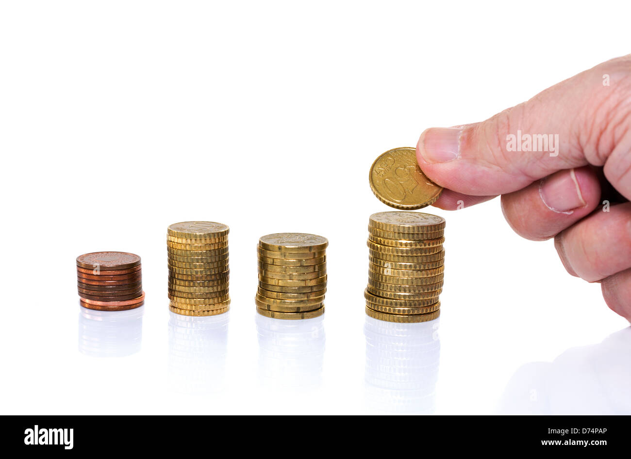 Uomo di mettere euro moneta sulla pila denaro Foto Stock