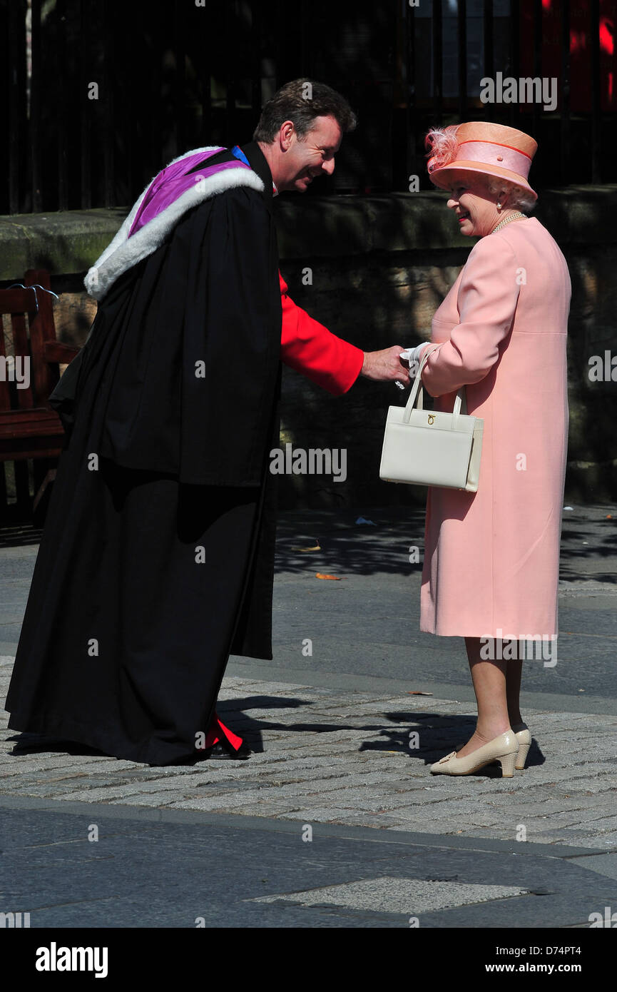 Queen Elizabeth ll il matrimonio di Zara Phillips e Mike Tindall a Canongate Kirk, Edimburgo - Scozia - 30.07.11 Foto Stock