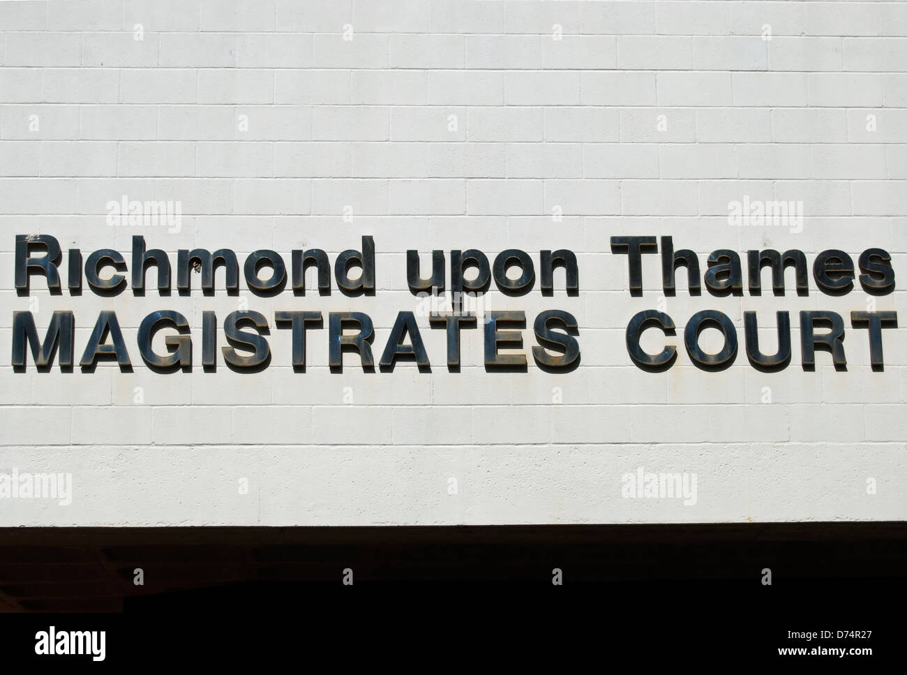Segno di parete presso l'ex Richmond Magistrates Court, Richmond, Surrey, Inghilterra Foto Stock