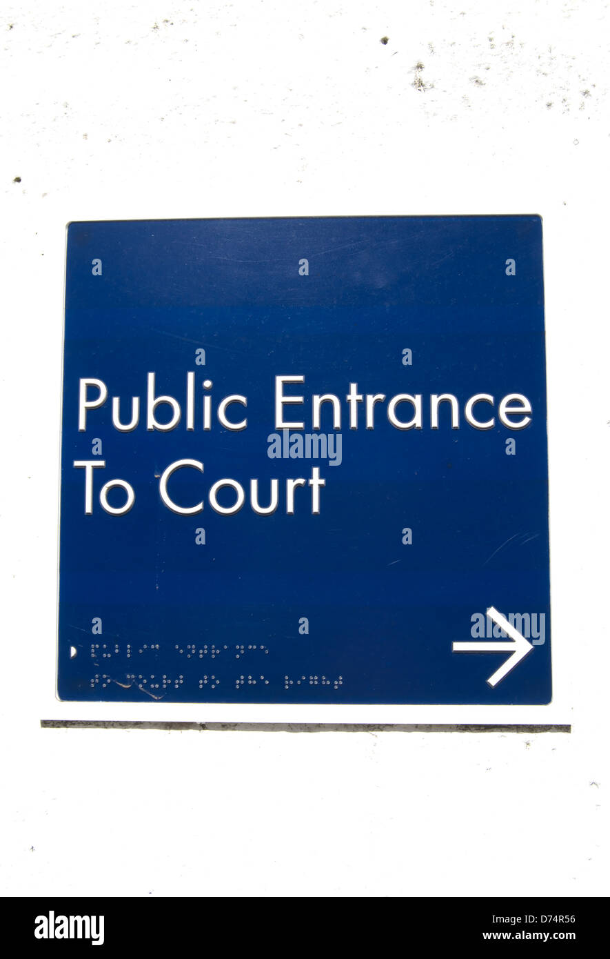Ingresso pubblico alla corte, segno di direzione presso l'ex Richmond Magistrates Court, Richmond, Surrey, Inghilterra Foto Stock