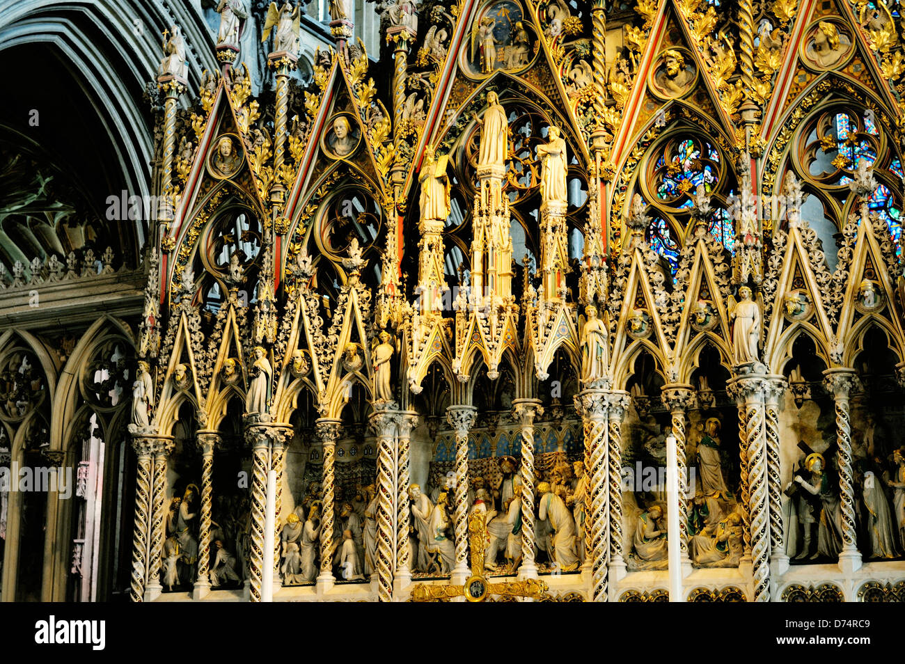 Cattedrale di Ely, Cambridgeshire, Inghilterra. Il Coro ornati schermo visto da ovest Foto Stock