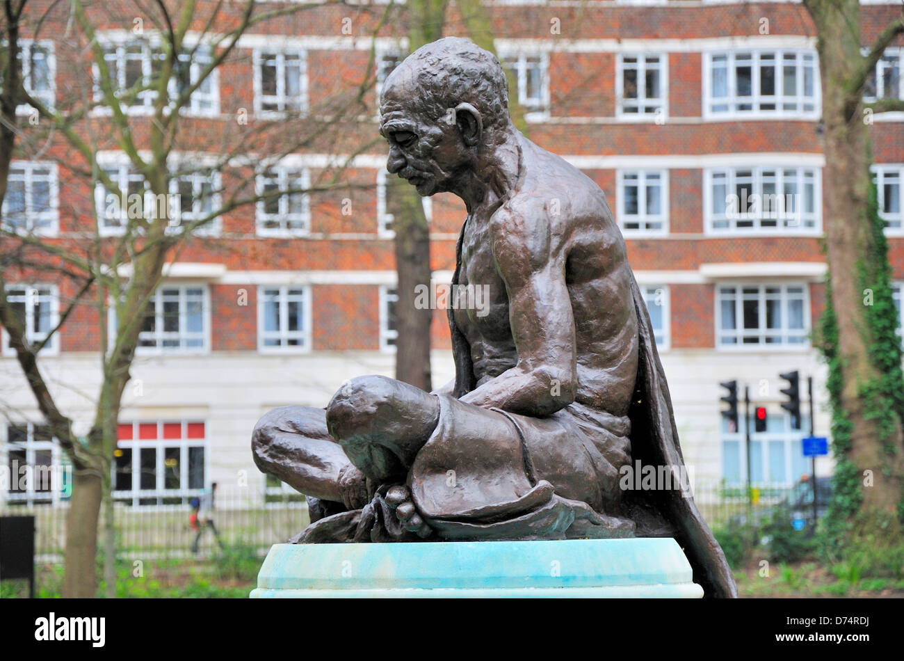 Londra, Inghilterra, Regno Unito. Statua (1968) del Mahatma Gandhi (1869-1948) dalla fredda brillante (1903-99) in Tavistock Square. Foto Stock