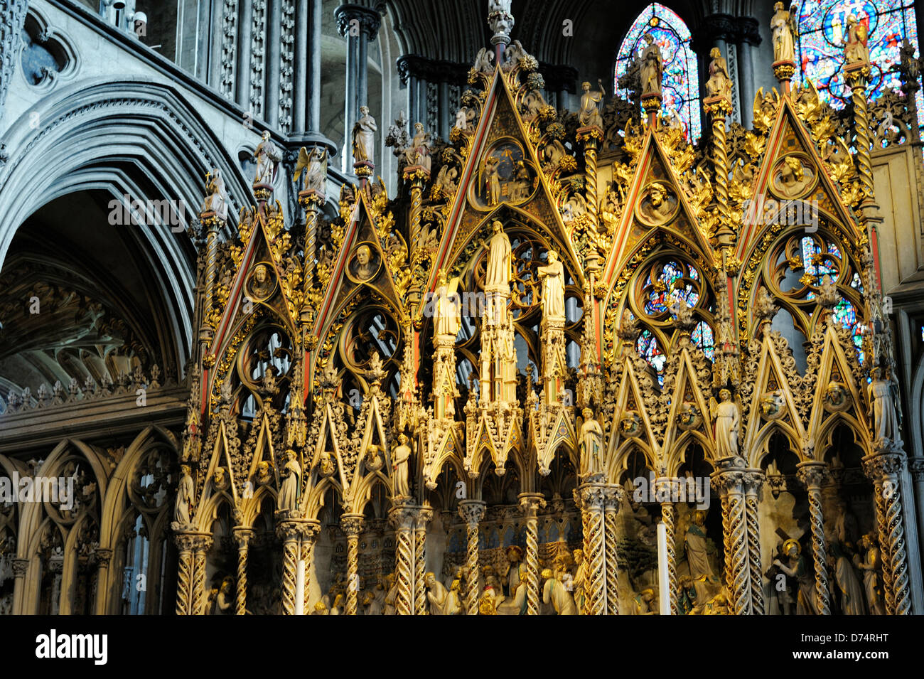 Cattedrale di Ely, Cambridgeshire, Inghilterra. Il Coro ornati schermo visto da ovest Foto Stock