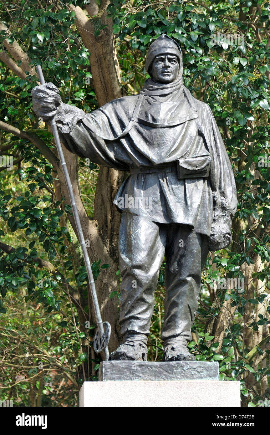 Londra, Inghilterra, Regno Unito. Statua (di Kathleen Scott, figlia del soggetto, 1915) del capitano Robert Falcon Scott Foto Stock