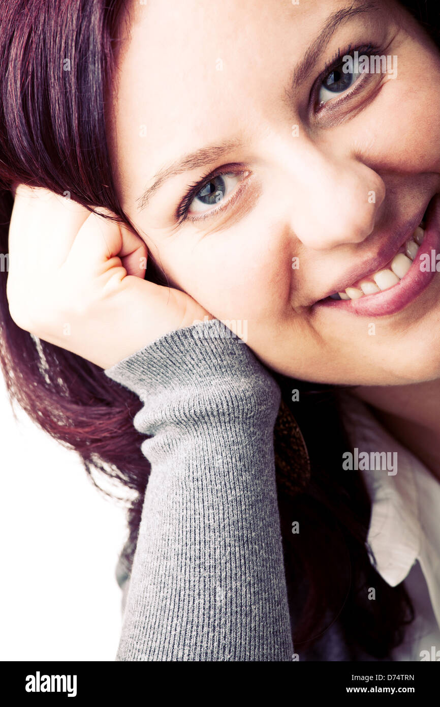 Donna sorridente ritratto isolato su bianco Foto Stock