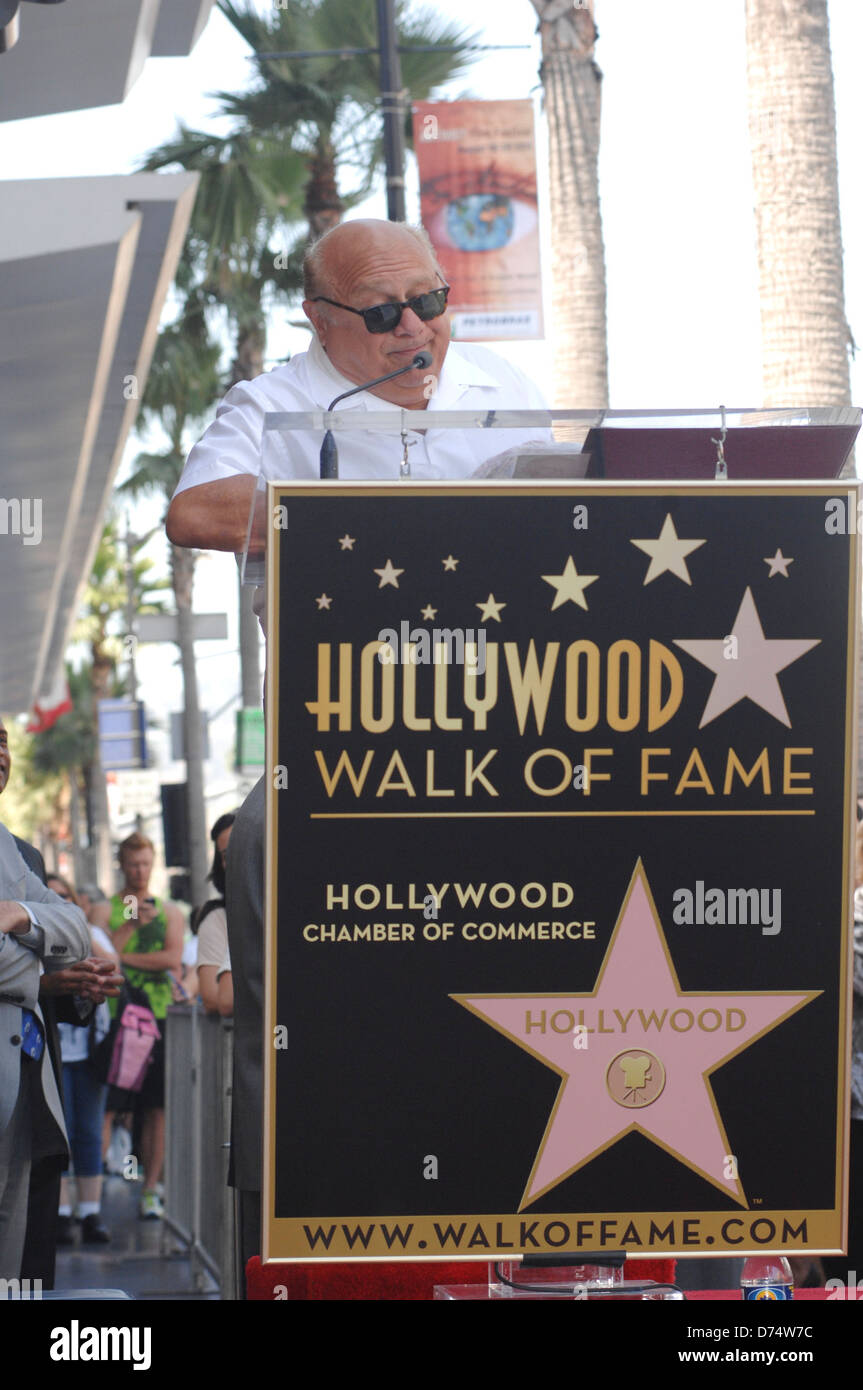 Danny DeVito è onorato con una stella sulla Hollywood Walk of Fame, svoltasi su Hollywood Boulevard Los Angeles, California - Foto Stock