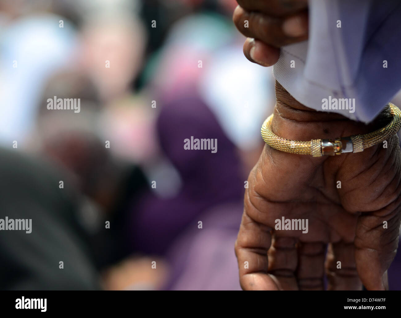 Una vecchia donna indossando un bracciale d'oro nella provincia di Maguindanao, nel Sud delle Filippine. Foto Stock