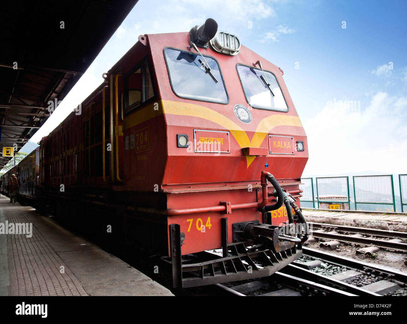 Con il treno alla stazione ferroviaria di piattaforma, Shimla, Himachal Pradesh, India Foto Stock