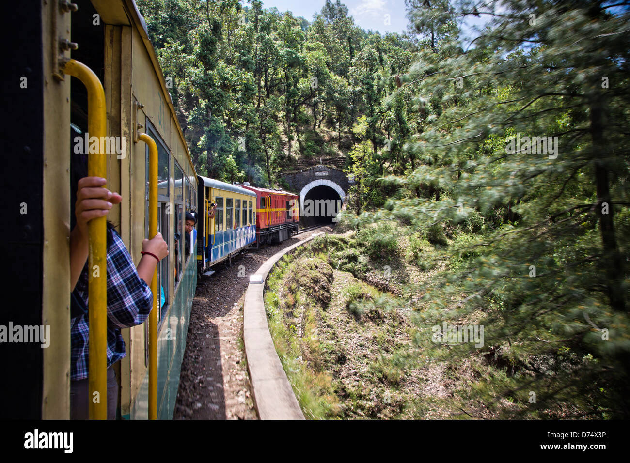 Treno in movimento su ferrovia via nella valle, Shimla, Himachal Pradesh, India Foto Stock