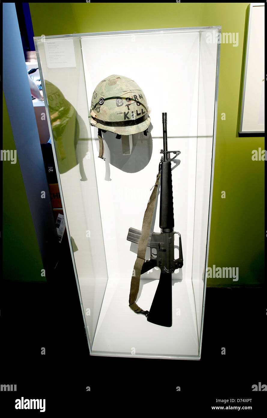 Puntelli da 'Full Metal Jacket di Stanley Kubrick mostra con movie props e costumi, tenutosi a Cinematheque Francaise Foto Stock