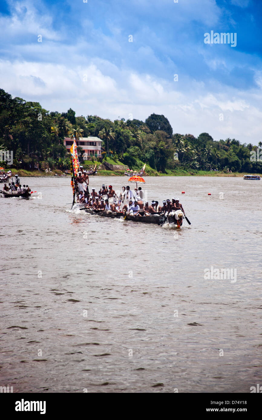 Snake boat race sul fiume Pampa al Festival di Onam, Aranmula, Kerala, India Foto Stock