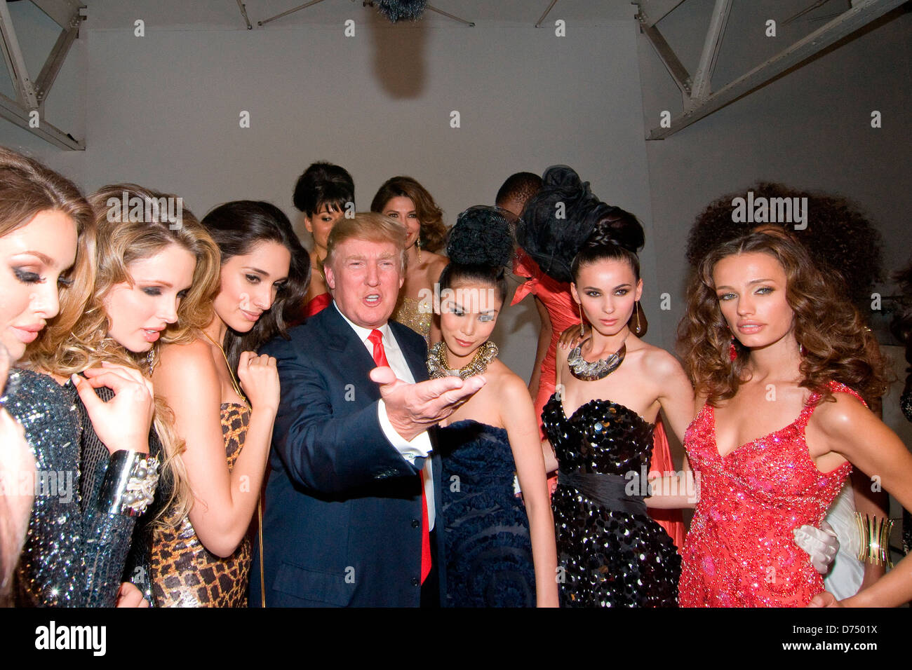 Rosanna Purcell, Shandi Finnessey, Amelia Vega, Donald Trump, Riyo Mori, Zana Krasnigi, Marigona Dragusha Donald Trump pone Foto Stock