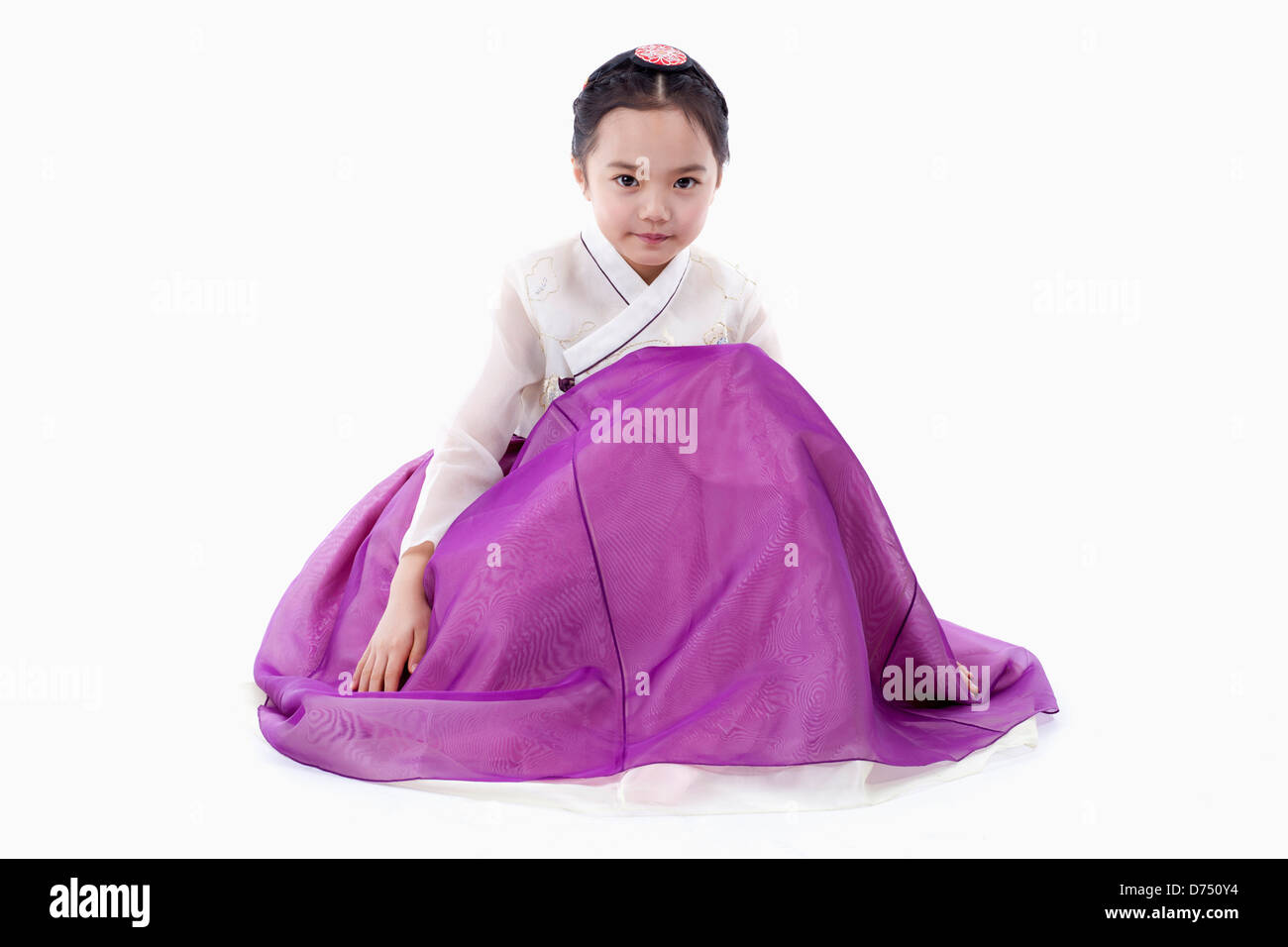 Una ragazza in coreano tradizionale costume seduto sul pavimento Foto Stock