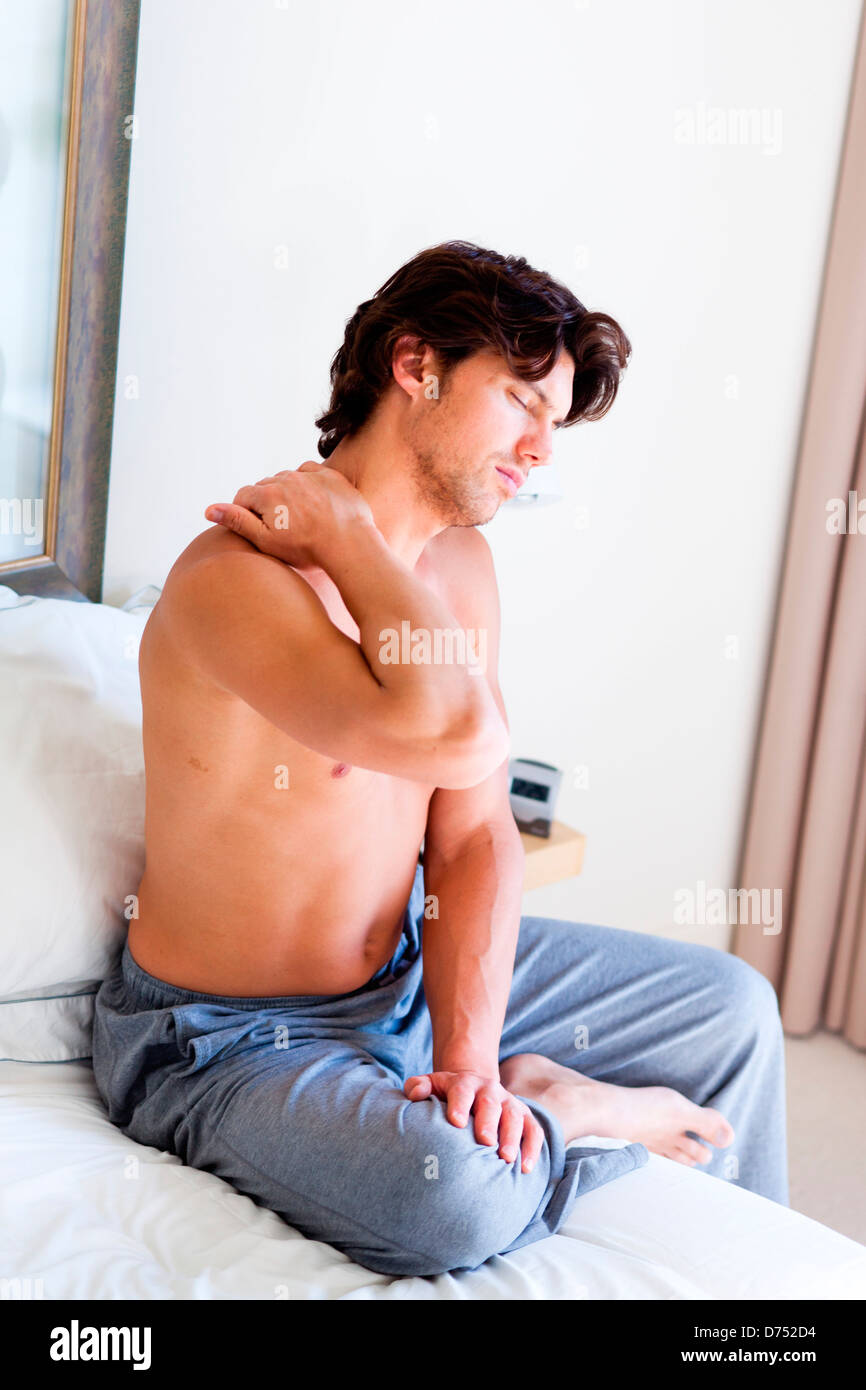 L uomo che soffre di dolori al collo. Foto Stock