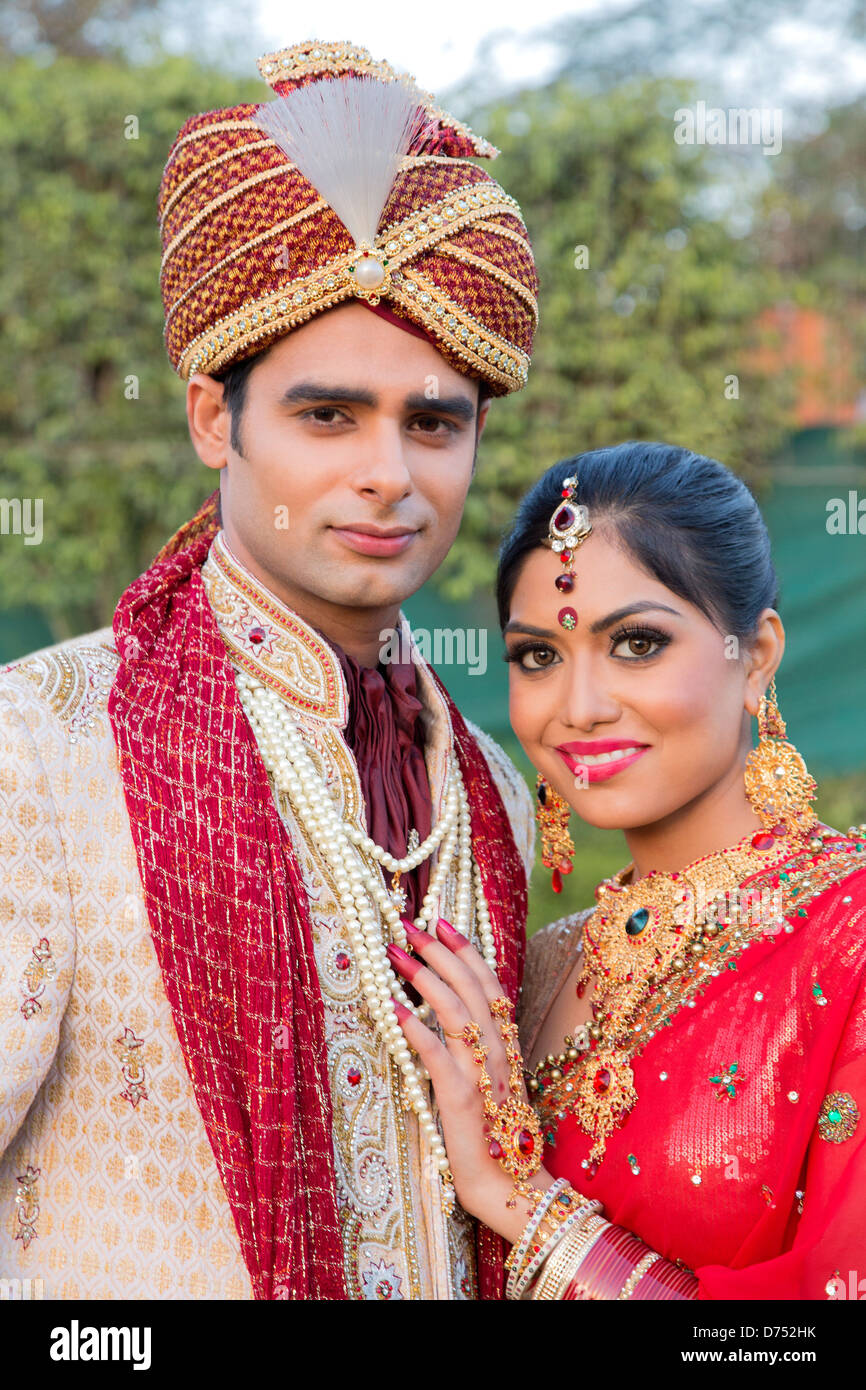 Indian sposa e lo sposo in tradizionale abito da sposa Foto Stock
